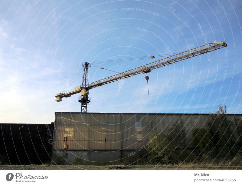 Turmdrehkran Kran Industrie Himmel Baustelle Arbeit & Erwerbstätigkeit hoch Fabrikhalle Blauer Himmel Stahlkonstruktion Wirtschaft Architektur Lagerhalle