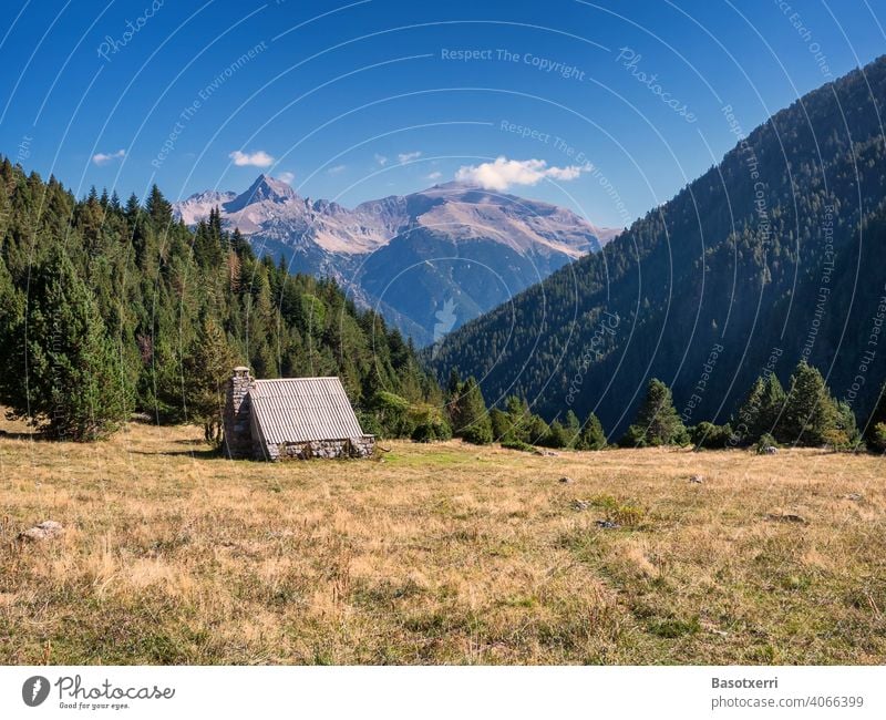 Almhütte in den Pyrenäen bei Bielsa, Huesca, Aragón Schäfer Wiese Bergwiese Berge Aragonien Spanien Gebirge wandern Wanderung niemand Menschenleer Hütte Gebäude