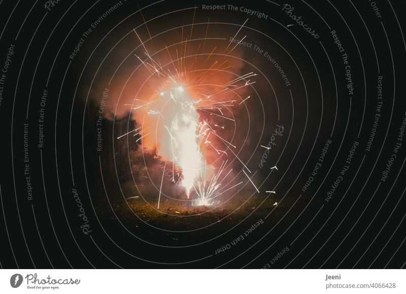Feuerwerk Feuerwerkskörper Rakete Raketen Silvester u. Neujahr Party Feste & Feiern Nacht Explosion Licht Knall Pyrotechnik dunkel Funken explodieren schwarz