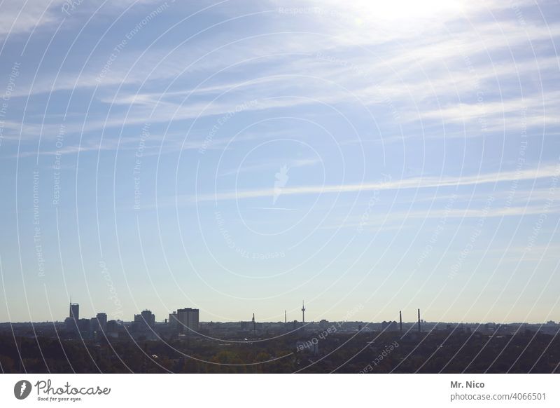 Essen Ruhrgebiet Stadt Stadt Essen Himmel Schönes Wetter Wolkenschleier Hochhäuser Fernsehturm Horizont Wahrzeichen Deutschland Städtereise Aussicht