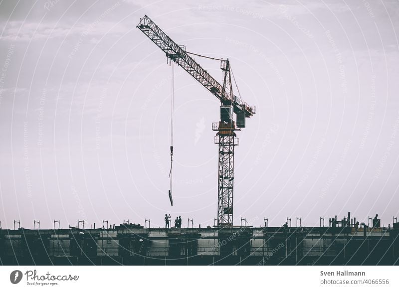 Kran über arbeitenden Menschen baustelle arbeiter kran letzte Kranich Baustelle Baukran bauen Gebäude Industrie Konstruktion Stadt Himmel Menschenleer