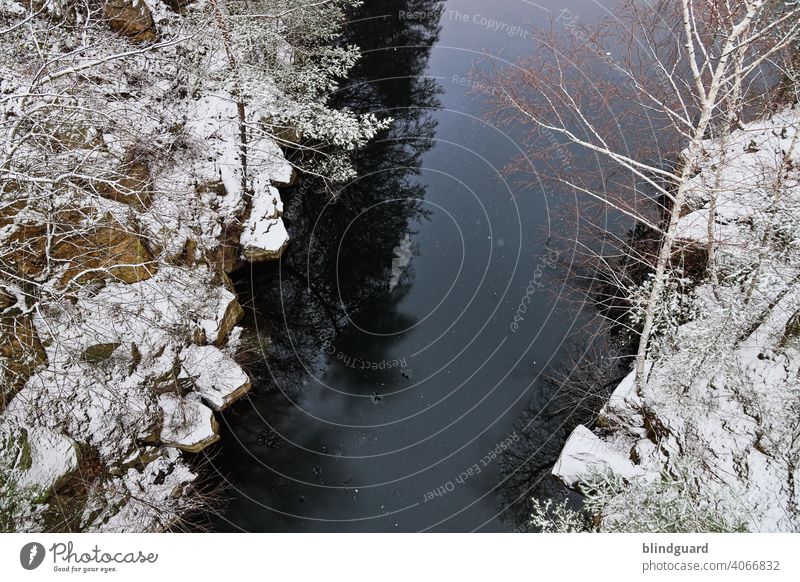 View From A Bridge Winter Vogelperspektive Fluss Wasser Schnee Felsen Klippen Steine Kalt Eis Natur Landschaft Farbfoto Menschenleer Frost gefroren See Tag