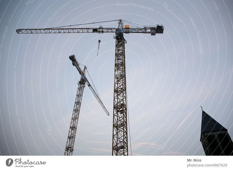 Gottesbaustelle Baukran Baustelle Krankheit turmdrehkran Himmel Arbeit & Erwerbstätigkeit heben Kirche Bauwerk bauen Religion & Glaube Gotteshäuser Baukräne