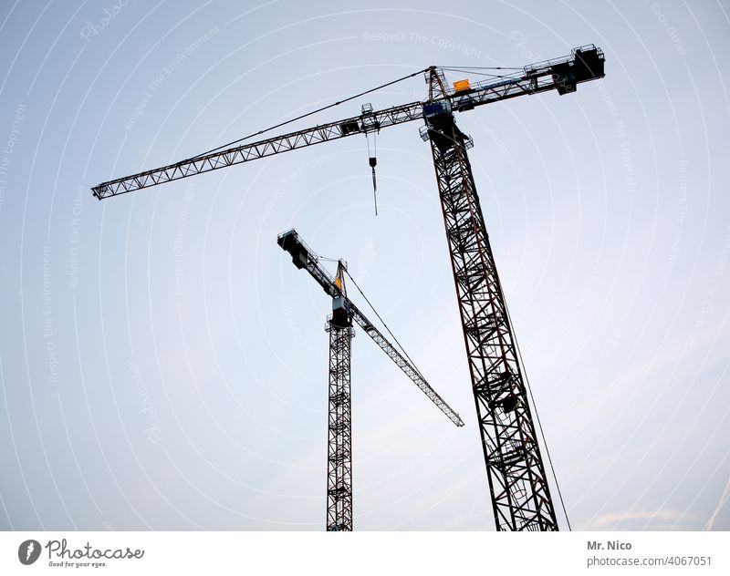 Warten auf den Einsatz - morgens um 7h Baustelle Baukran Kran turmdrehkran Himmel heben Arbeit & Erwerbstätigkeit bauen Baukräne Wirtschaft Großbaustelle