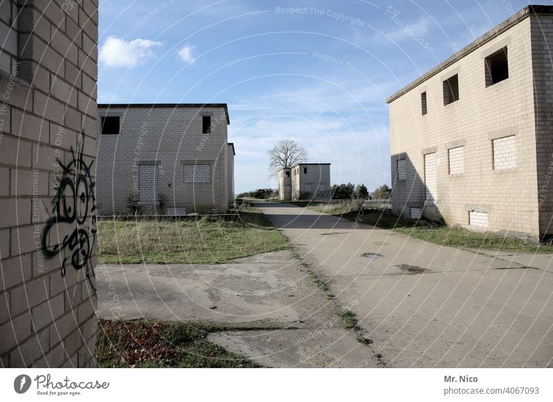 lost places I ghostbuster verlassenes Gebäude Ruhe verlassener Ort Verlassenes Haus Ruinenstadt Vergänglichkeit Militärgebiet häuserkampf Wüstung