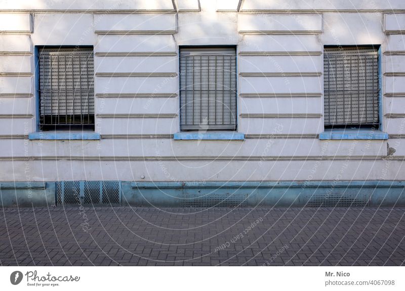 vergitterte Fenster Haus Gebäude Fassade Architektur Wege & Pfade Straße Bürgersteig geschlossen zuhause bleiben drei Wohnhaus Kellerfenster Rollo Jalousie