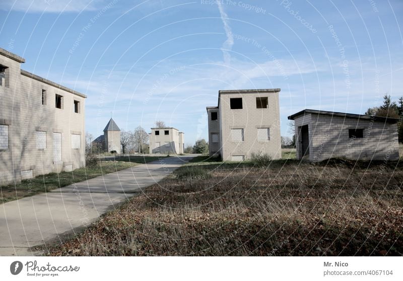 Geisterstadt Haus Unbewohnt Gebäude verfallen Architektur Dorf Einsamkeit Kleinstadt verlassenes Gebäude Truppenübungsplatz Flucht heimatlos Ruhe