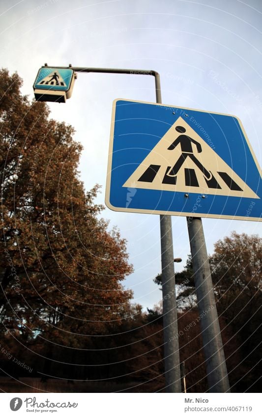 Fußgängerübergang Straße Verkehr Verkehrswege Wege & Pfade Zebrastreifen Verkehrszeichen Schilder & Markierungen Straßenverkehr Verkehrsschild Sicherheit Himmel