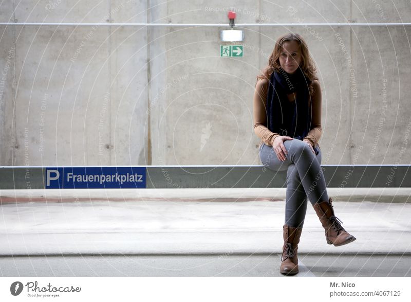 Frauenparkplatz Parkplatz Parkplatzmangel Parkhaus Parkdeck Schilder & Markierungen grau parkraumbewirtschaftung Verkehrsregel parken feminin Klischee