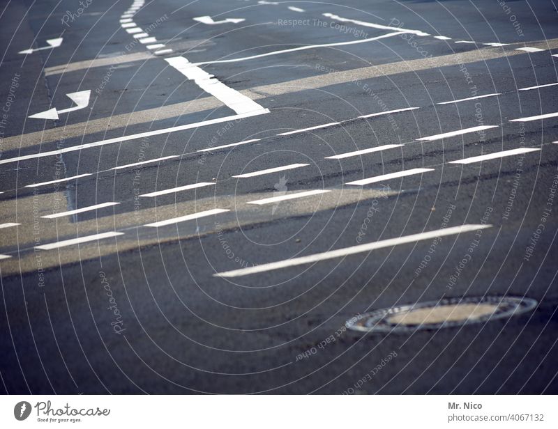 nach links oder rechts Orientierung Fahrbahnmarkierung Linie Asphalt abbiegen Schilder & Markierungen Straßenmarkierung straße richtung Wegkreuzung