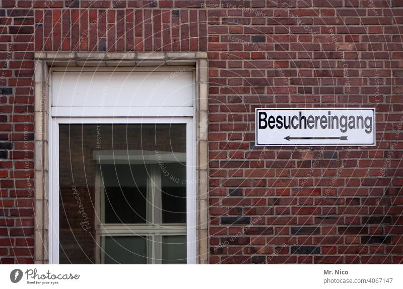 Besuchereingang Eingang Tür Besucherzahlen Eingangstür Haus Gebäude Fassade Architektur Schilder & Markierungen Schriftzeichen geschlossen Fenster Hinweisschild