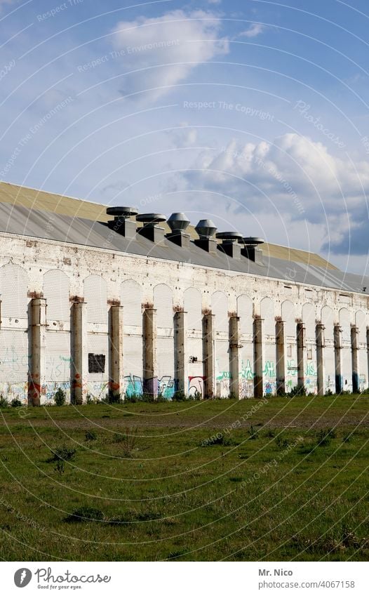 großes altes Gebäude Architektur Fabrik Lager Lagerhalle Fassade Himmel Fabrikhalle Werkhalle Bauwerk produktionshalle Produktionsstätte Industriekultur Halle