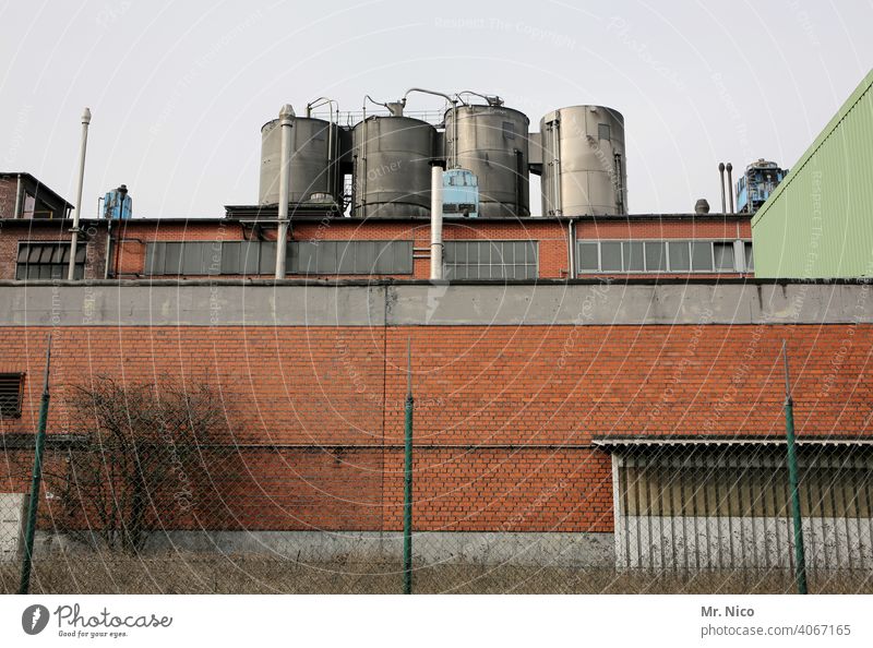 Industrieanlage Fabrik Architektur Gebäude Industriegelände Industriegebäude Tank Kessel kesselhaus Silo industriell Maschendrahtzaun Fassade