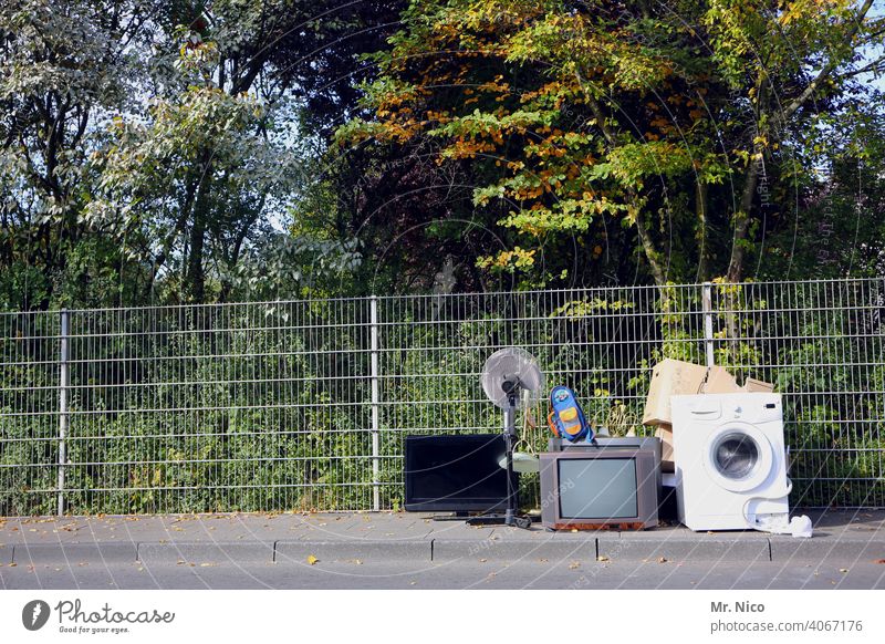 Ordnung im Chaos I abholbereit Elektrogerät Müll Straßenrand Bürgersteig Recycling Müllentsorgung Umwelt entsorgen Umweltschutz Müllverwertung wegwerfen