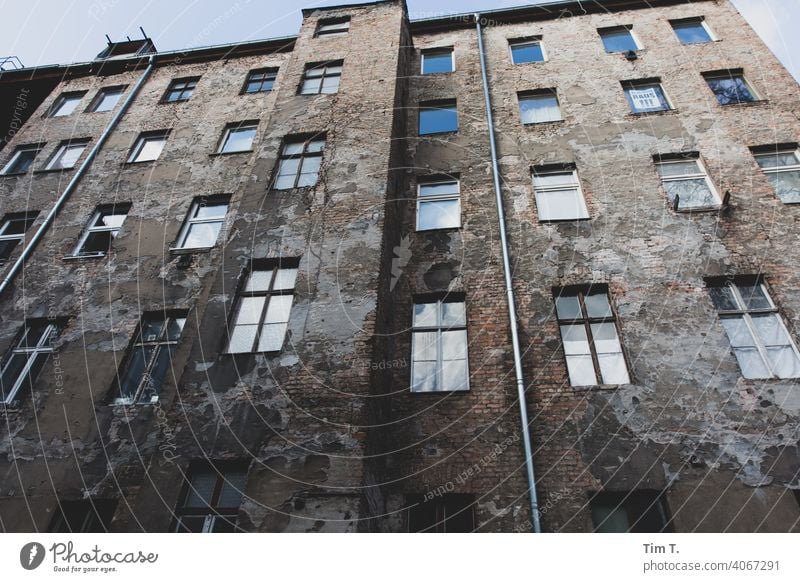 Blick nach oben in einem alten Berliner Hinterhof Prenzlauer Berg Altbau Winter Hof Menschenleer Stadt Tag Haus Stadtzentrum Altstadt Hauptstadt Außenaufnahme