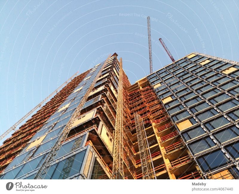 Kernsanierung eines Hochhaus der Siebziger Jahre im Licht der Abendsonne am Grüneburgpark im Westend von Frankfurt am Main in Hessen Wohnhaus Wohnturm Hotel