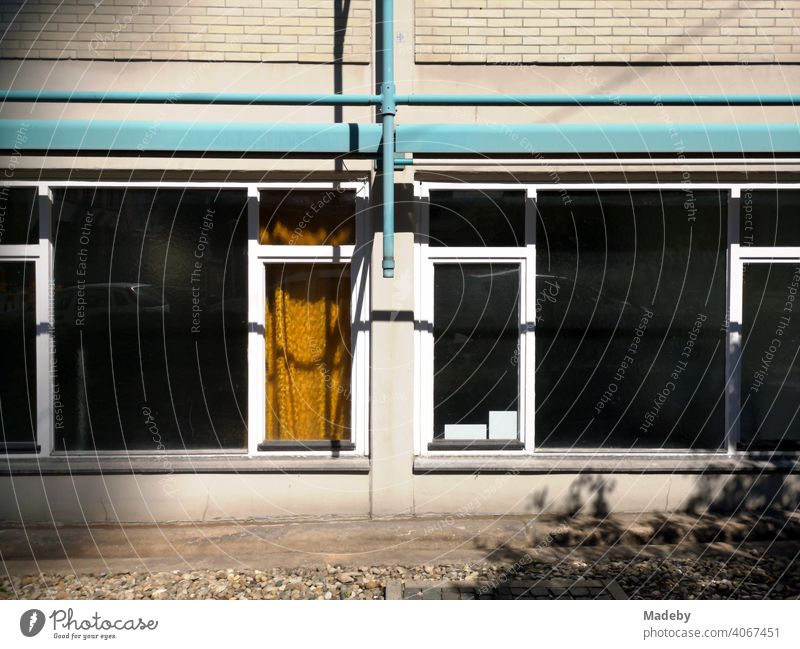 Fenster mit buntem Vorhang im Sonnenschein an einem modernen Gebäude an der Goethe Universität in Frankfurt am Main Bockenheim in Hessen Gardine Sommer