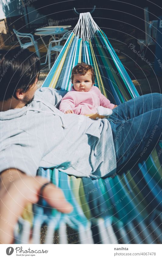 Kleines Baby genießt einen sonnigen Tag im Urlaub mit Papa Familie Feiertage Fröhlichkeit Vater Eltern Elternschaft Säuglingsalter Glück entdecken erkunden