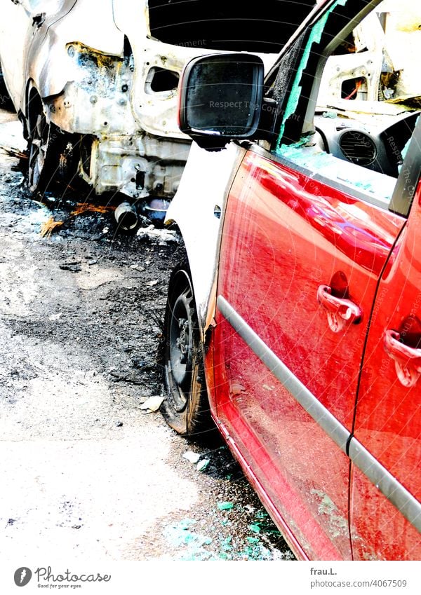 Abgefackelt Auto PKW Straße Verkehr ausgebrannt Feuer Totalschaden Straßenrand Stadt Löschwasser Autowrack