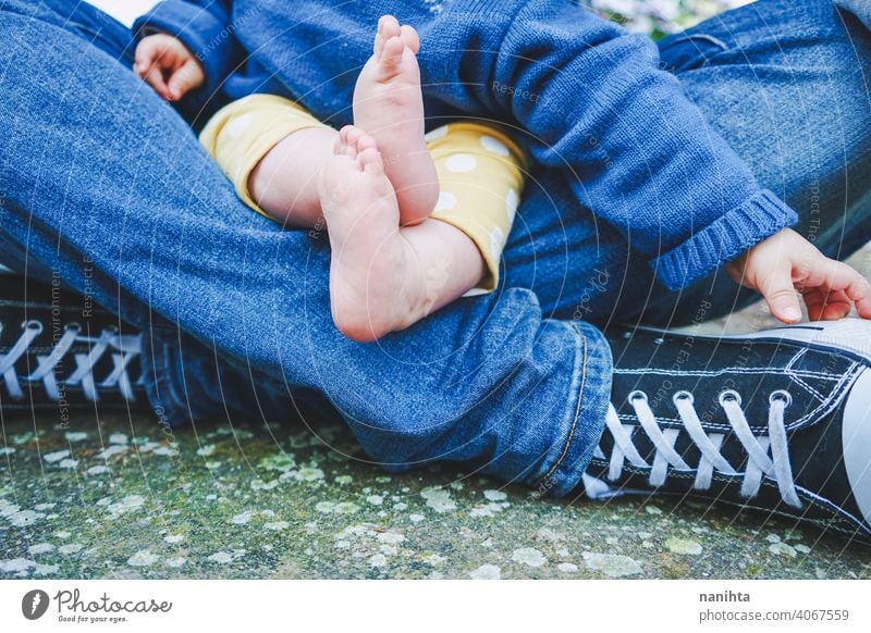 Nahaufnahme von Körperteilen eines Babys von jugendlichen Vätern mit ihrem Vater Teenager Eltern Fuß Beine schließen abschließen lässig Turnschuh barfüßig