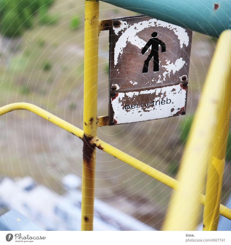 F60 safety way Bergwerk Tagebau metall gerüst eisen rohre gelb grau gang hoch tiefenschärfe streben architektur sicherheit schutz geschichte historisch