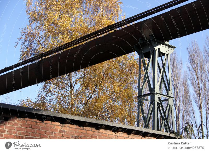 rohrleitung, stahlturm und gebäude metall rost rostig stahlwerk hüttenwerk hochofen stillgelegt ehemalig industrieanlage industriedenkmal industriekultur eisen