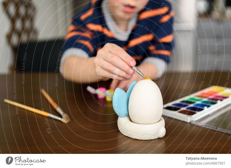 Junge Färbung Osterei Ostern Ei Kind Dekoration & Verzierung Farbe Farbstoff Malerei heimwärts Bürste Feiertag Frühling im Innenbereich Tradition Spaß Kindheit