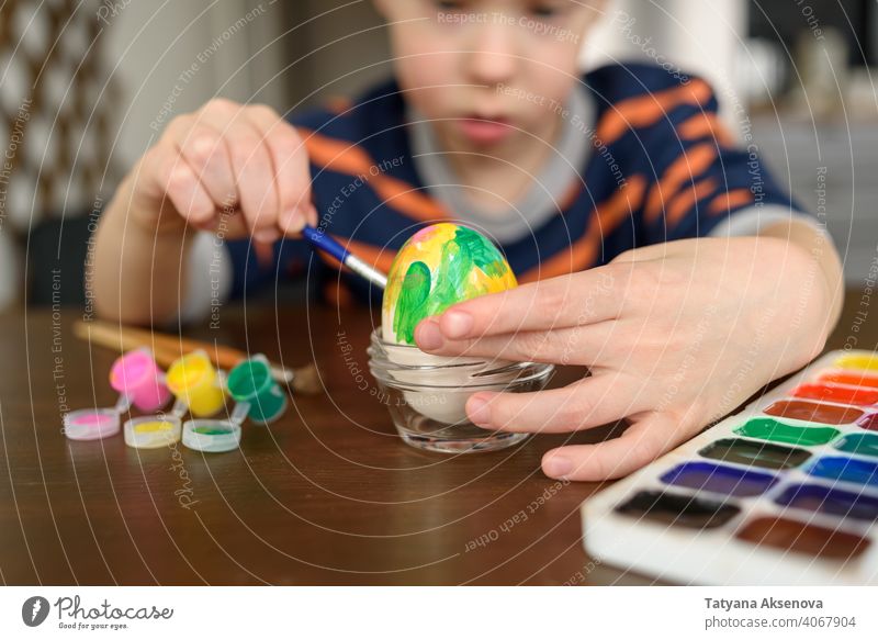 Junge Färbung Osterei Ostern Ei Kind Dekoration & Verzierung Farbe Farbstoff Malerei heimwärts Bürste Feiertag Frühling im Innenbereich Tradition Spaß Kindheit