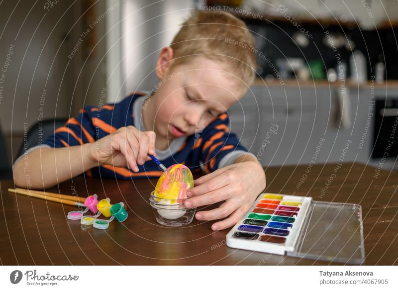 Junge Färbung Osterei Ostern Ei Kind Dekoration & Verzierung Farbe Farbstoff Malerei heimwärts Bürste Feiertag Frühling im Innenbereich Tradition Spaß Kindheit