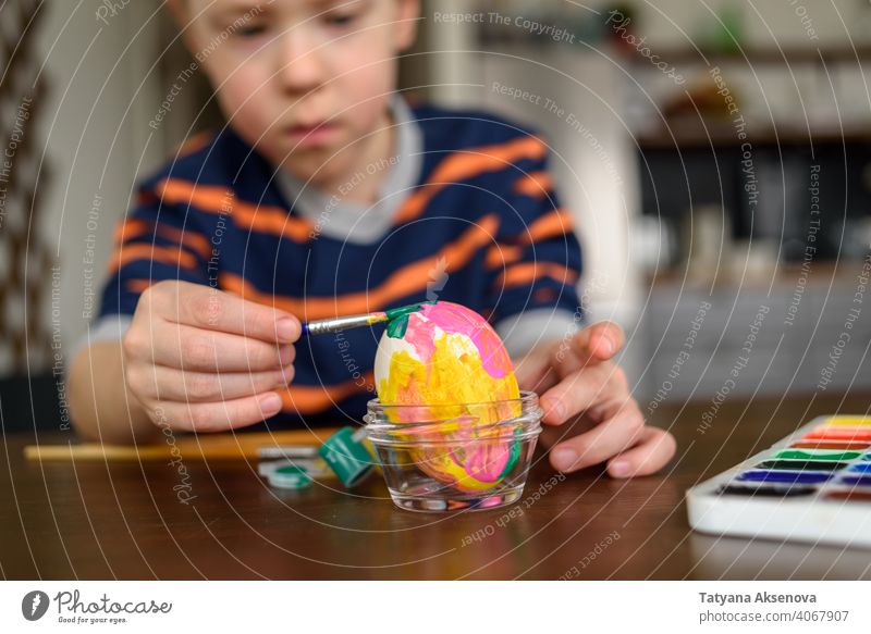 Junge Färbung Osterei Ostern Ei Kind Dekoration & Verzierung Farbe Farbstoff Malerei heimwärts Bürste Feiertag Frühling im Innenbereich Tradition Spaß Kindheit