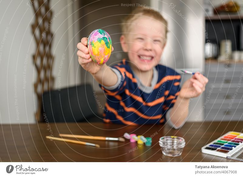 Junge Färbung Osterei Ostern Ei Kind Dekoration & Verzierung Farbe Farbstoff Malerei heimwärts Bürste Feiertag Frühling im Innenbereich Tradition Spaß Kindheit