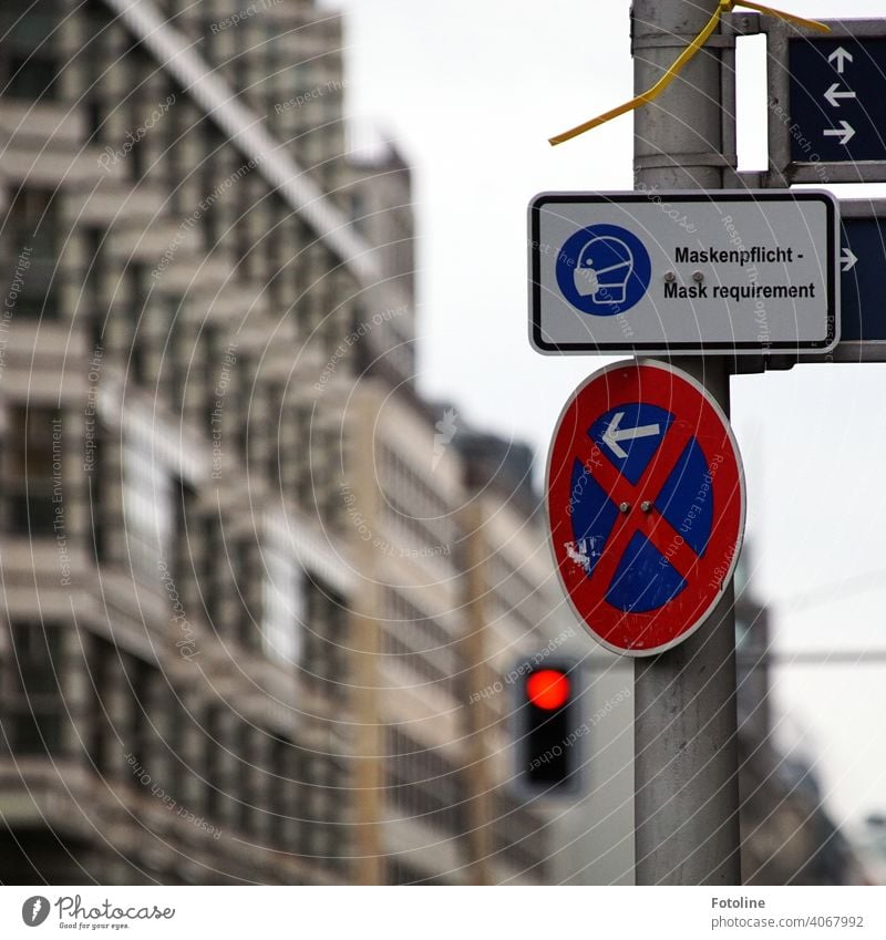 Neu im Schilderdschungel: Maskenpflicht-Schilder Hinweisschild Schilder & Markierungen Menschenleer Schriftzeichen Warnschild Außenaufnahme Zeichen Farbfoto