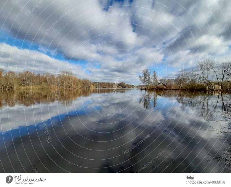 Wolkendramatik und Seeufer mit Spiegelung im Moorsee Hücker Moor Himmel Dramatik Bäume Hütte Natur Landschaft Weitwinkel Wasser Außenaufnahme