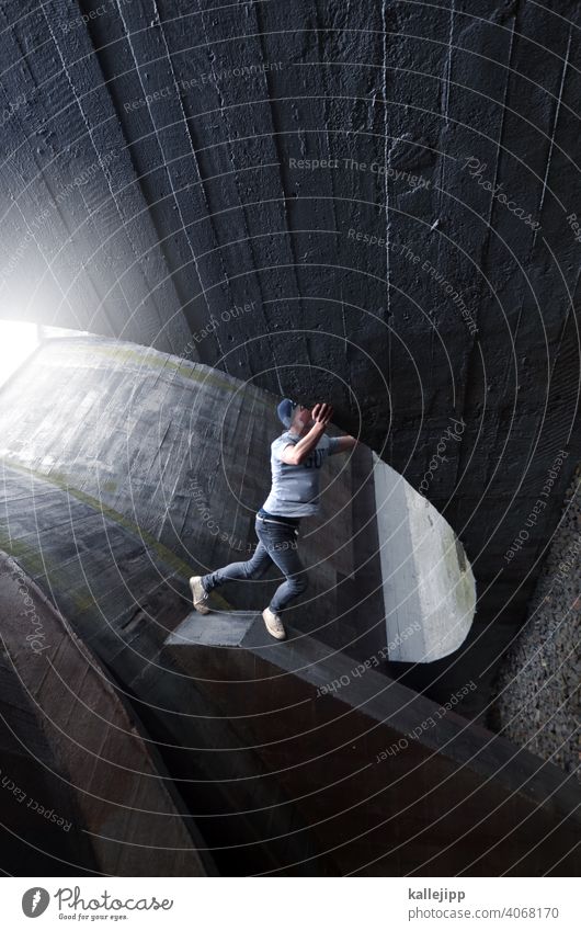 hamsterrad urban Klettern Beton festhalten grau rund Architektur rundung Bogen Parcours Licht Gebäude Strukturen & Formen Farbfoto Linie weiß Außenaufnahme