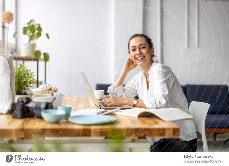 Junge Freiberuflerin arbeitet im Loft-Büro Jahrtausende Schüler Hipster im Innenbereich Fenster natürlich Mädchen Erwachsener eine attraktiv gelungen Menschen