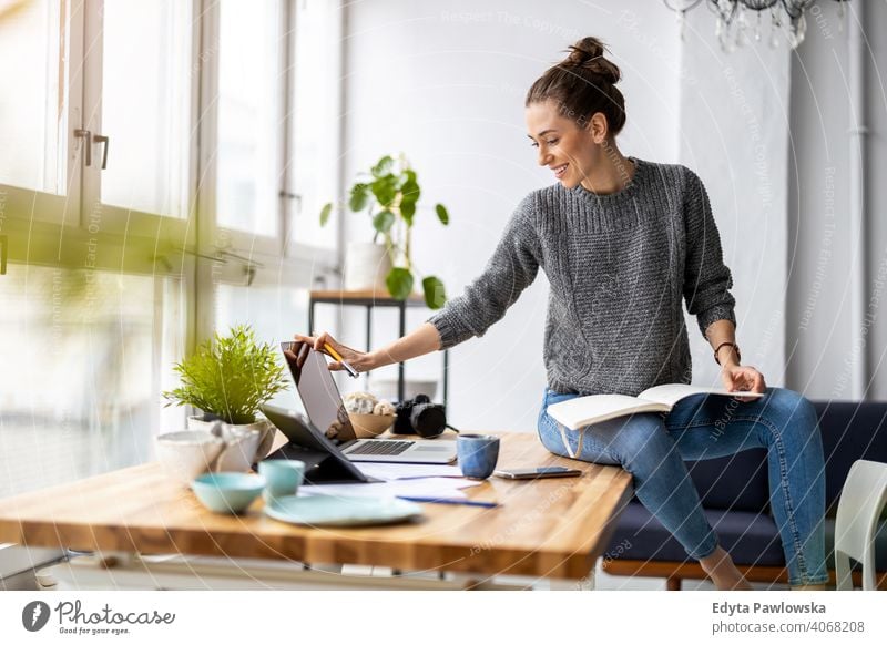 Junge erwachsene weibliche Fachkraft, die in einem modernen Büro arbeitet Jahrtausende Schüler Hipster im Innenbereich Loft Fenster natürlich Mädchen