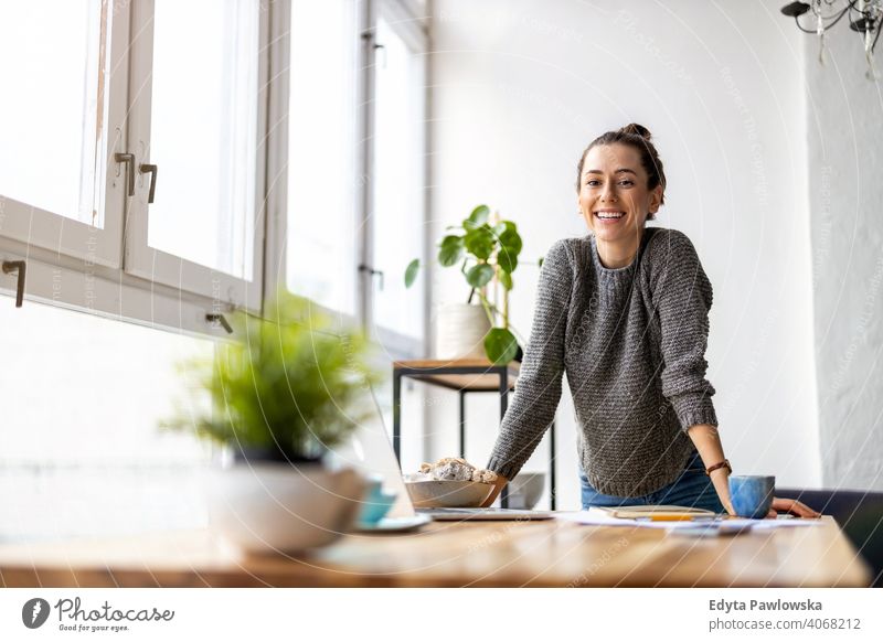 Porträt einer lächelnden kreativen Frau in einem modernen Loft-Raum Jahrtausende Schüler Hipster im Innenbereich Fenster natürlich Mädchen Erwachsener attraktiv