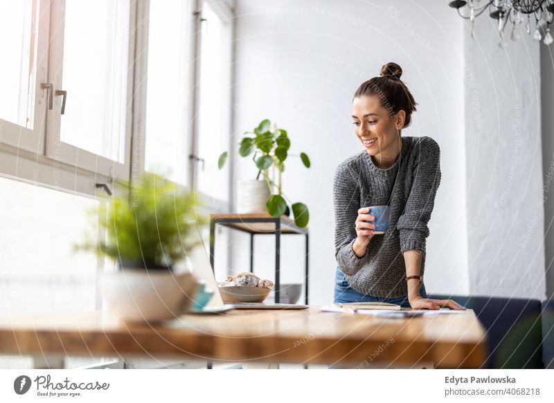 Junge Freiberuflerin arbeitet im Loft-Büro Jahrtausende Schüler Hipster im Innenbereich Fenster natürlich Mädchen Erwachsener eine attraktiv gelungen Menschen