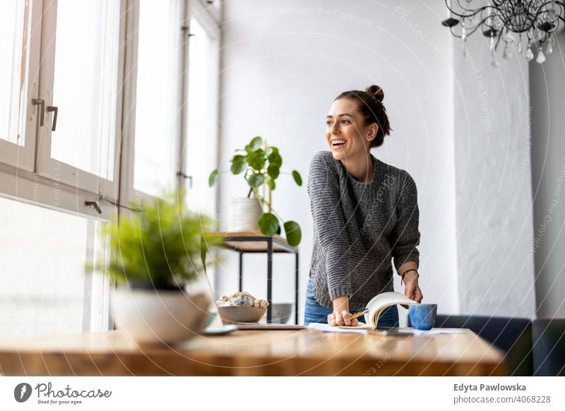 Junge Freiberuflerin arbeitet im Loft-Büro Jahrtausende Schüler Hipster im Innenbereich Fenster natürlich Mädchen Erwachsener eine attraktiv gelungen Menschen