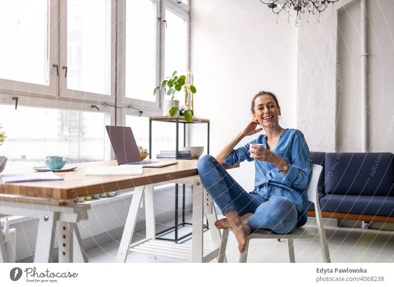 Porträt einer lächelnden kreativen Frau in einem modernen Loft-Raum Jahrtausende Schüler Hipster im Innenbereich Fenster natürlich Mädchen Erwachsener attraktiv