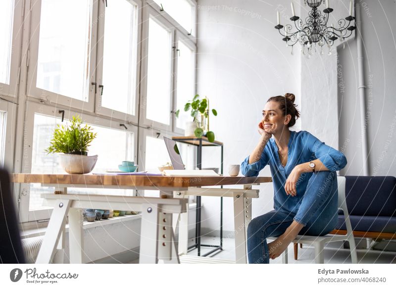 Porträt einer lächelnden kreativen Frau in einem modernen Loft-Raum Jahrtausende Schüler Hipster im Innenbereich Fenster natürlich Mädchen Erwachsener attraktiv