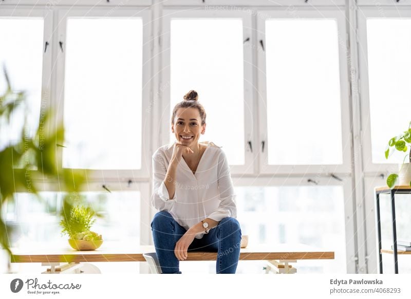 Porträt einer lächelnden kreativen Frau in einem modernen Loft-Raum Jahrtausende Schüler Hipster im Innenbereich Fenster natürlich Mädchen Erwachsener attraktiv