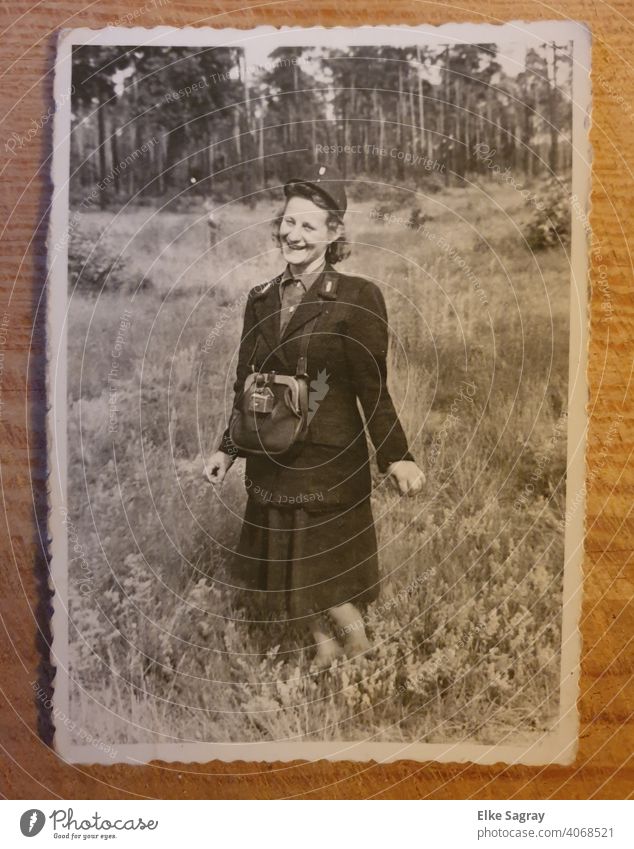 alte Fotografie - Zugschaffnerin analog Schwarzweißfoto Außenaufnahme Frau in Uniform Analogfoto Natur Pflanze Architektur Frau allein