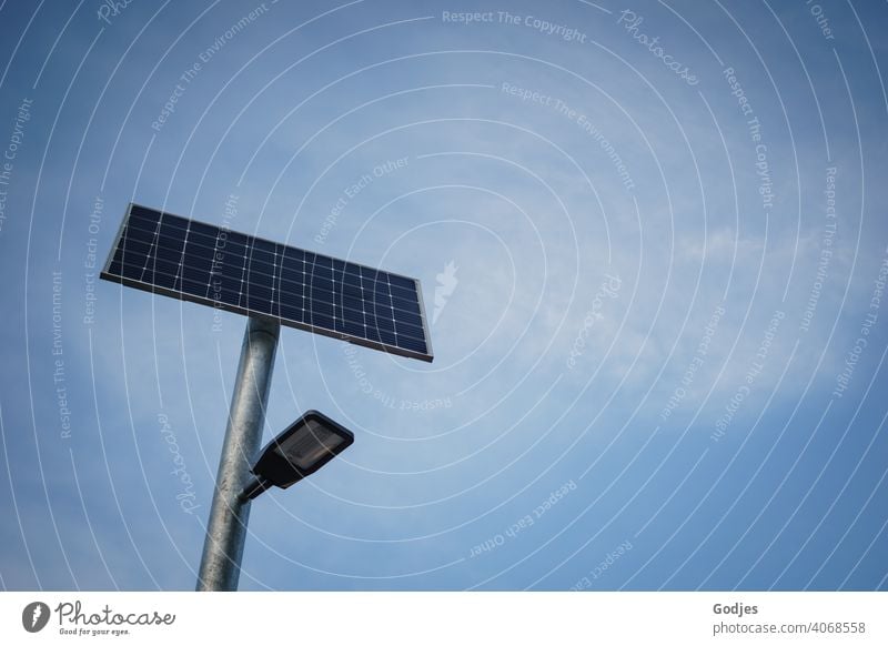 Solarbetriebene Straßenbeleuchtung vor neutralen blauen Himmel mit Schleierwolken| Klima - konform Straßenlaterne Solaranlage solarbetrieben lampe