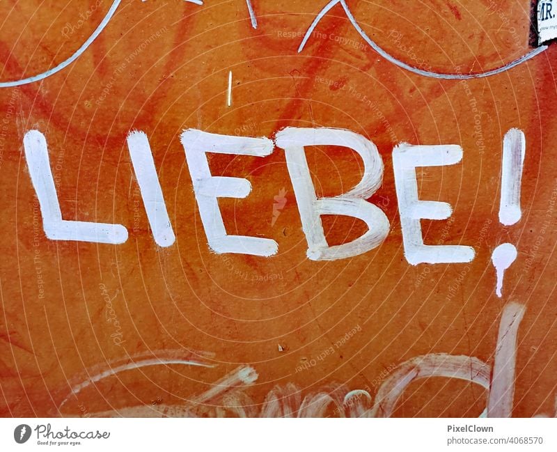 Graffiti auf einer orangen Wand rot Wandmalereien Schmiererei Schriftzeichen Straßenkunst Jugendkultur Mauer Subkultur