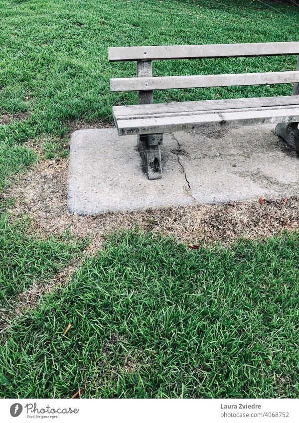 Setzen wir uns auf die Bank und reden Holzbank Alte Bank Parkbank Sitzgelegenheit Bank im Park Gras Pause hinsetzen Erholung Windstille sitzen Natur Sommer grün