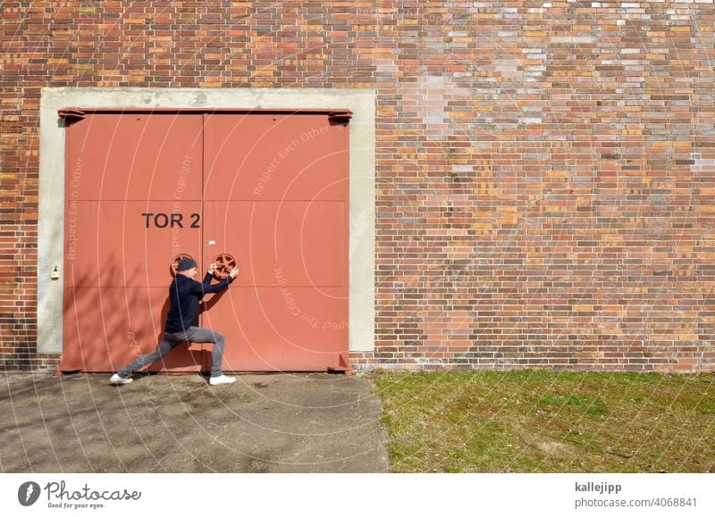 zonck Tor Tür Griff drehen öffnen schließen Schloss Eingang alt geschlossen Farbfoto Mann Mensch Eisentor Lagerhalle Wirtschaft geschlossene Tür Lockdown