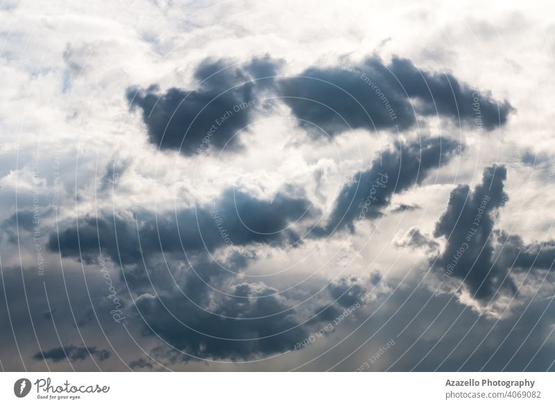 Abendhimmel mit schwarzen Wolken von ungewöhnlicher Form. Klima Stimmung Desaster kumulonimbus Stimmungsbild turbulent Umwelt Ehrfurcht Tag niemand fluffig