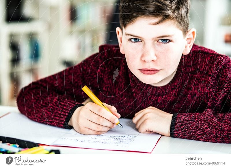 homeschooling | wochenstart Stift Füller Coronavirus genervt frech coronavirus Farbfoto Innenaufnahme nachdenken blaue augen Nahaufnahme Kind Junge Licht