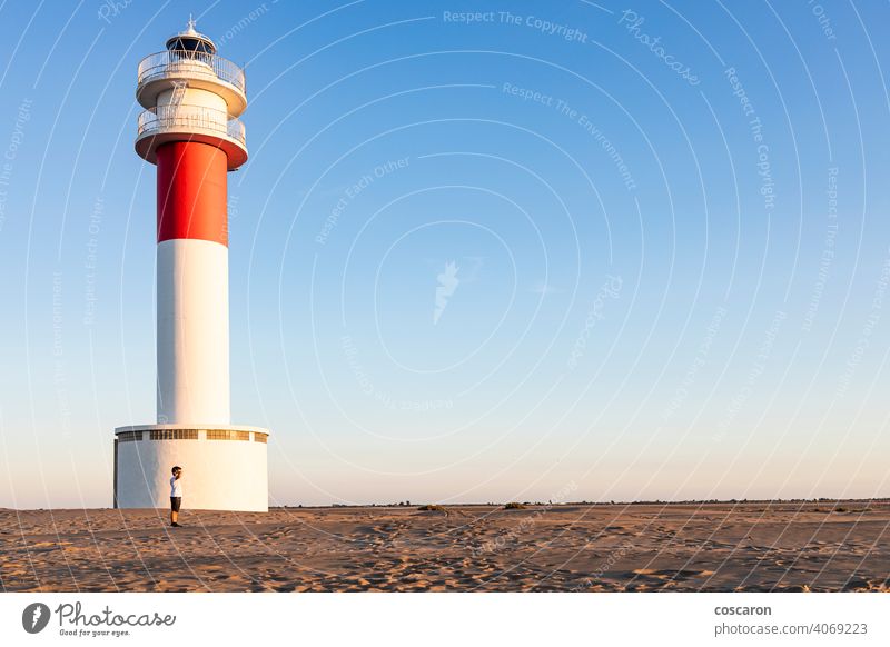 Kleines Kind mit einem schönen Leuchtturm Hintergrund Leuchtfeuer Junge Gebäude Kindheit Küste Familie Fangar far del fangar Frau Spaß Glück Feiertag Säugling